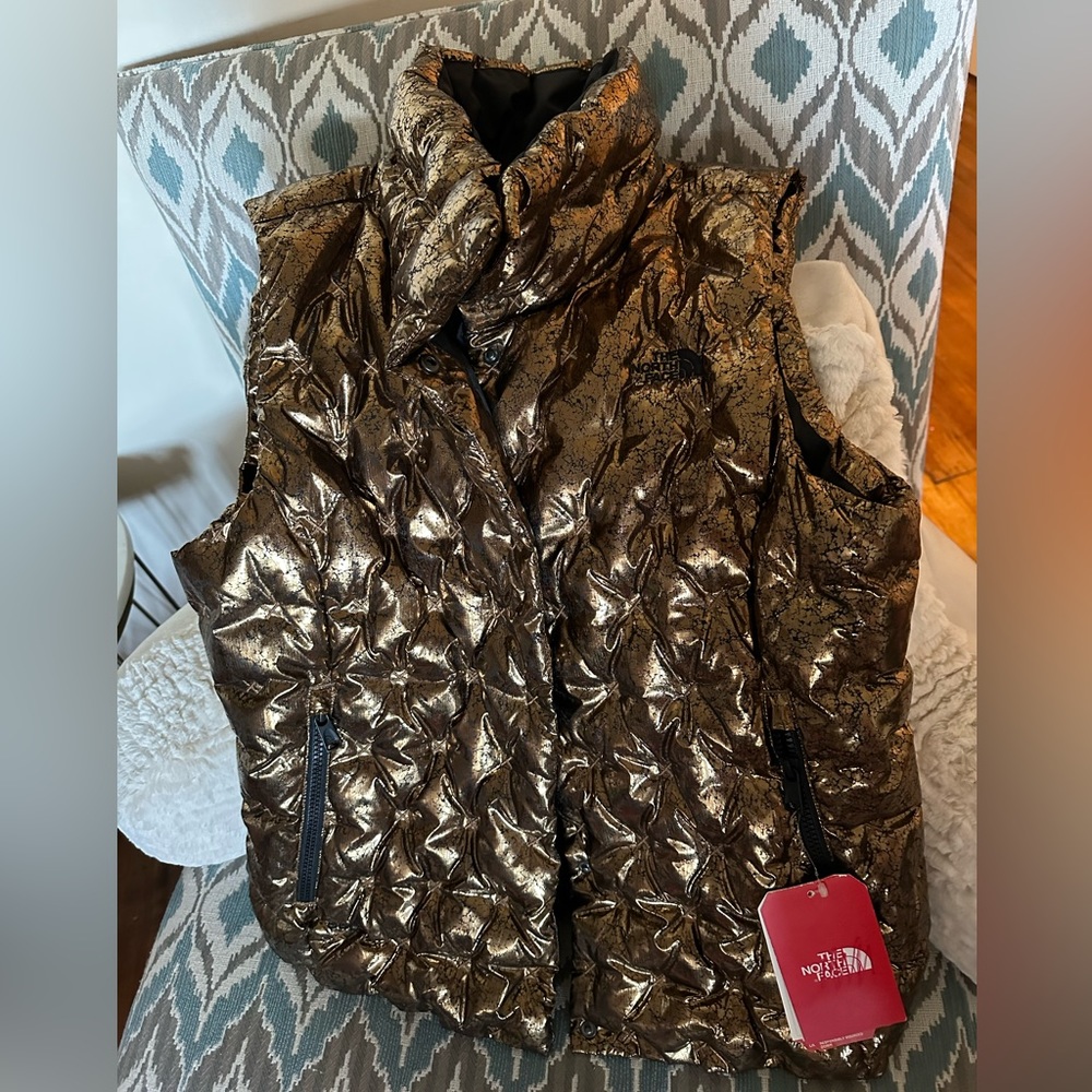 The North Face Large Women’s black gold puffer vest